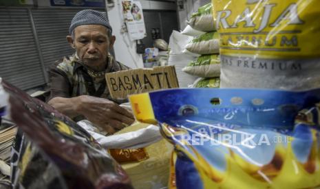 Pedagang merapikan beras di kiosnya di Pasar Kosambi, Kota Bandung, Senin (7/11/2022). Bank Indonesia melalui Survei Pemantauan Harga, inflasi pada pekan pertama November 2022 diperkirakan sebesar 0,08 persen secara bulanan (month-to-month/mtm). Komoditas utama penyumbang inflasi November 2022 sampai dengan minggu pertama yaitu telur ayam sebesar 0,02 persen mtm dan beras sebesar 0,01 persen mtm. Muhammadiyah Tanggapi Ancaman Resesi Ekonomi 2023