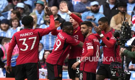 Para pemain Manchester United merayakan gol ke gawang Coventry City pada semifinal Piala FA. MU menang 4-2 lewat adu penalti setelah bermain imbang 3-3 untuk lolos ke final dan bertemu Manchester City