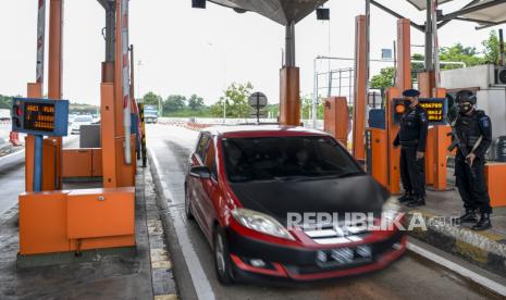 Dua personel Satbrimob Polda Jawa Barat berjaga di Gerbang Tol Palimanan, Cirebon, Jawa Barat, Selasa (26/4/2022). Personel Satbrimob Polda Jawa Barat berjaga di sejumlah ruas jalan tol Trans Jawa untuk memberi kemananan dan kenyamanan pemudik selama arus mudik dan arus balik 2022. 