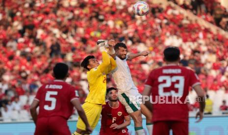 Penjaga gawang Indonesia Fernando Ari Sutaryadi berebut bola dengan pemain Irak Aymen Hussein pada pertandingan kualifikasi Piala Dunia FIFA 2026 antara Indonesia dan Irak di Stadion Gelora Bung Karno, Jakarta, Indonesia, Kamis, 6 Juni 2024. EPA-EFE/ADI WEDA