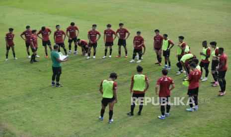 Para pemain timnas Indonesia U-19 berlatih (ilustrasi).