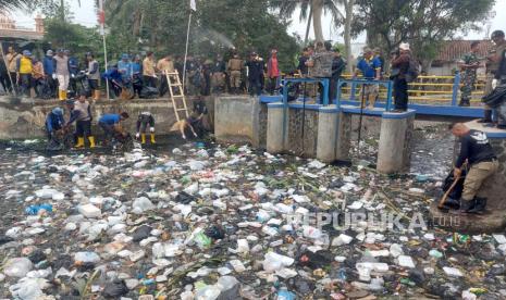 Aksi bersih-bersih sungai dilakukan di area Pintu Air Leuwimunding, Kecamatan Tawang, Kota Tasikmalaya, Jawa Barat, Kamis (12/10/2023). 