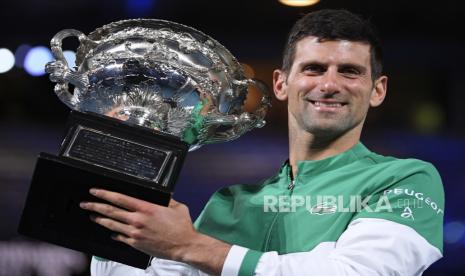  Novak Djokovic dari Serbia memegang Piala Tantangan Norman Brookes setelah mengalahkan Daniil Medvedev dari Rusia di final tunggal putra kejuaraan tenis Australia Terbuka di Melbourne, Australia, Minggu, 21 Februari 2021.