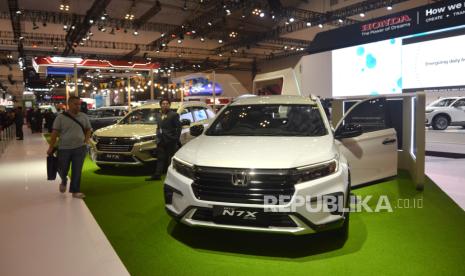 Sejumlah Mobil Honda dipamerkan saat Ajang Gaikindo Indonesia International Auto Show (GIIAS) 2024 di ICE BSD, Tangerang,Banten (18/7/2024). Honda menilai NPL pengaruhi rendahnya penjualan kendaraan