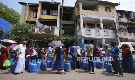 Warga Sri Lanka mengantre untuk membeli gas memasak di sebuah pedagang di Kolombo, Sri Lanka, Jumat, 25 Maret 2022. 