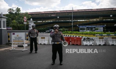 Polisi melakukan sosialisasi kepada pengguna jalan saat penutupan jalan kawasan Malioboro, Yogyakarta, Senin (5/7/2021). Sosialisasi penutupan jalan di kawasan Malioboro tersebut untuk mengurangi kerumunan selama penerapan PPKM Darurat hingga 20 Juli 2021. 