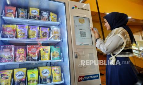 Warga melakukan transaksi pembelian melalui vending machine BUMN untuk UMKM di Stasiun Gondangdia, Jakarta, Senin (22/1/2024). PT Pertamina (Persero) bersama Kementerian BUMN dan PT KAI meluncurkan vending machine khusus untuk produk UMKM di sejumlah fasilitas umum salah satunya di stasiun Gondangdia dan Stasiun Gambir, yang diharapkan mampu mendorong daya jual sekaligus pengembangan UMKM di Indonesia sehingga dapat membantu ekonomi masyarakat.