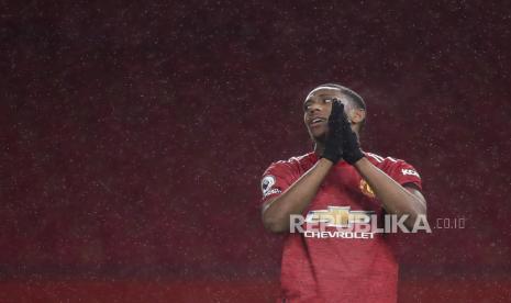  Anthony Martial dari Manchester United bereaksi saat pertandingan sepak bola Liga Utama Inggris antara Manchester United dan West Bromwich Albion di Manchester, Inggris, 21 November 2020.