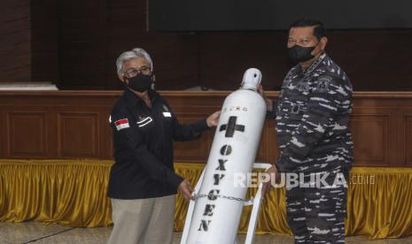 Kepala SKK Migas Dwi Soetjipto (kiri) memberikan tabung oksigen kepada Kepala Staf Angkatan Laut (Kasal) Laksamana TNI Yudo Margono (kanan) di Auditorium Denma Mabesal, Cilangkap, Jakarta Timur (31/8/2021). TNI AL menerima sebanyak 300 tabung oksigen dan regulator dari Kamar Dagang dan Industri Indonesia (Kadin) dan SKK Migas untuk didistribusikan kepada masyarakat maritim maupaun masyarakat umum. 