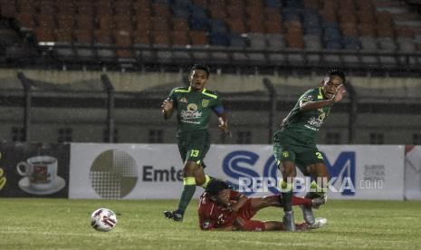 Aksi para pemain Persebaya (kostum hijau) saat mengalahkan Persik Kediri dengan Skor 2-1 di Piala Menpora 2021. Persebaya akan menghadapi Madura United pada laga kedua Grup C. Foto: Republika/Abdan Syakura