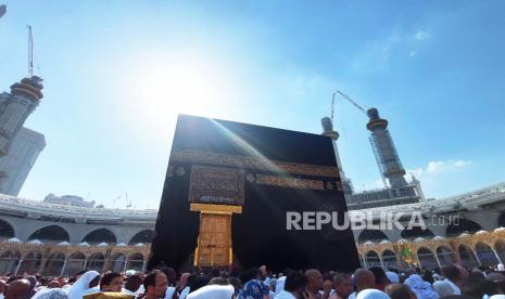 Umat muslim melakukan tawaf di Masjidill Haram, Makkah, (22/2/2023). Arab Saudi Tetapkan Pembayaran Haji Domestik Paling Lambat 10 Syawal