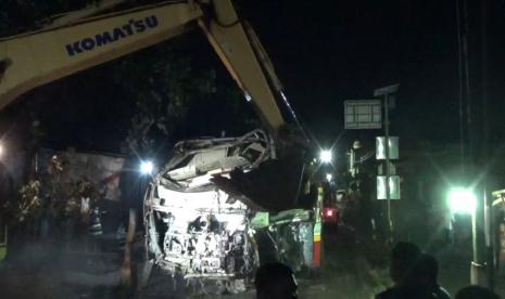 Evakuasi Bus yang Tertabrak Kereta Api di Tulungagung Berlangsung 12 Jam