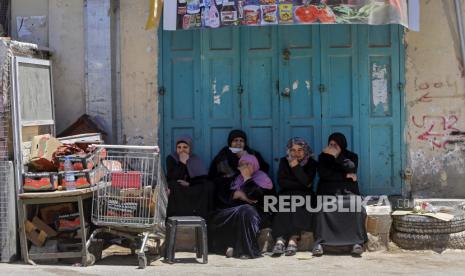 Pelayat Palestina bereaksi saat pemakaman Obaida Jawabreh, yang tewas dalam bentrokan dengan pasukan Israel, di kamp pengungsi Tepi Barat Al-Arrub, Selasa, 18 Mei 2021.