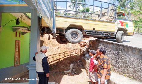 Ada-Ada Saja, Bawa Rombongan Pengantin Pikap Tersangkut di Atap Rumah