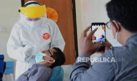 Petugas melayani warga yang melakukan Swab Tes Covid-19, di Laboratorium Kesehatan Provinsi Jawa Barat (Labkesda Jabar), Jalan Sederhana, Kota Bandung, Jumat (26/10). Semenjak pandemi, Labkesda Jabar saat selalu ramai oleh  warga yang ingin mengetahui kondisinya terkait Covid-19. Saat ini Swab Tes dianggap lebih akurat dibading rapid tes.