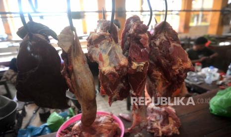 Beberapa daging sapi dijajakan pedagang di Pasar Beringharjo, Yogyakarta. Pemerintah Daerah (Pemda) DIY menyebut ketersediaan pangan atau bahan pokok aman untuk Lebaran Idul Fitri 1443 Hijriyah. Ketersediaan pangan mencukupi berdasarkan pemantauan yang dilakukan di seluruh kabupaten/kota se-DIY oleh Tim Pengendali Inflasi Daerah (TPID) DIY.