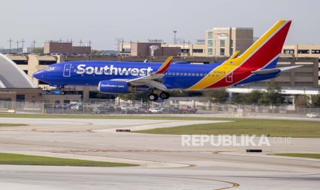 Penerbangan Southwest Airlines mendarat di Bandara Internasional Midway di Chicago, Illinois, AS, 20 Oktober 2021. Pria Muslim AS Sebut Ia Dipecat karena Manfaatkan Hari Libur untuk Sholat Jumat