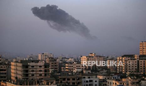 Asap mengepul setelah serangan udara Israel di Jalur Gaza utara, 05 November 2023. 