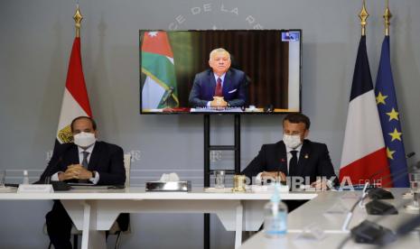 Presiden Prancis Emanuel Macron, kanan, dan Presiden Mesir Abdel Fattah el-Sisi menghadiri konferensi video dengan Raja Yordania Abdullah II, di layar, untuk mengerjakan proposal konkret untuk gencatan senjata dan kemungkinan jalan untuk diskusi antara Israel dan Palestina di Elysee Istana di Paris, Selasa, 18 Mei 2021.kanan, dan Presiden Mesir Abdel Fattah el-Sisi menghadiri konferensi video dengan Raja Yordania Abdullah II, di layar, untuk mengerjakan proposal konkret untuk gencatan senjata dan kemungkinan jalan untuk diskusi antara Israel dan Palestina di Elysee Istana di Paris, Selasa, 18 Mei 2021.