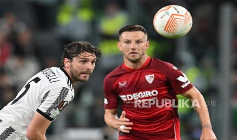 Gelandang Juventus, Manuel Locatelli (kiri). 