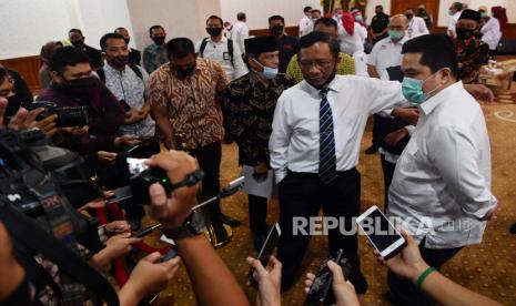 Menko Polhukam Mahfud MD (kiri) bersama  Menteri BUMN Erick Thohir (kanan) memberikan keterangan kepada wartawan di Gedung Negara Grahadi, Surabaya, Jawa Timur, Ahad (5/7/2020). Kunjungan tersebut dalam rangka menyerahkan bantuan penanganan COVID-19 di Jawa Timur dan diskusi bersama Forum Komunikasi Umat Beragama (FKUB) terkait Rencana Undang-undang (RUU) Haluan Ideologi Pancasila (HIP). 