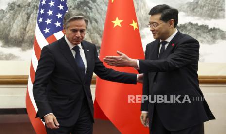 Menteri Luar Negeri AS Antony Blinken (kiri) bertemu dengan Menteri Luar Negeri China Qin Gang (kanan) di Diaoyutai State Guesthouse di Beijing, China, Ahad (18/6/2023).