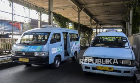 Angkutan Perkotaan (angkot) JakLingko melintas di kawasan Tanah Abang, Jakarta, Selasa (4/10/2022). Pemerintah Provinsi DKI Jakarta menargetkan 10.047 angkot di Jakarta sudah terintegrasi dengan sistem pembayaran antarmoda JakLingko pada tahun 2030. Republika/Putra M. Akbar