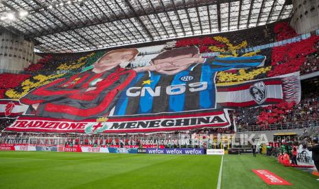 Suporter AC Milan melakukan koreografi sebelum pertandingan sepak bola Serie A Italia antara AC Milan dan FC Inter Milan di stadion Giuseppe Meazza di Milan, Italia, 03 September 2022.