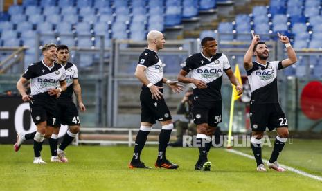  Tolgay Arslan (kanan) Udinese bergembira usai mencetak gol 0-1 pada pertandingan sepak bola Serie A Italia SS Lazio vs Udinese Calcio di stadion Olimpico di Roma, Italia, 29 November 2020.