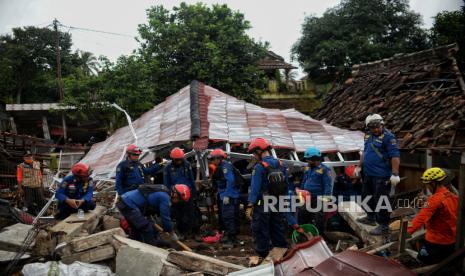 Tim SAR gabungan melakukan evakuasi korban yang diduga seorang anak di Gedung Madrasah Nurul Iman, Desa Mangunkerta, Kecamatan Cugenang, Kabupaten Cianjur, Jawa Barat, Kamis (24/11/2022). Menurut keterangan orang tua Imas (34) anaknya bernama Asika Nur Fauziah (7) telah hilang saat terjadi gempa berkekuatan magnitudo 5,6 pada Senin 21 November lalu. Hingga hari keempat masih belum ditemukan. Proses evakuasi tersebut ditunda hingga hari esok, akibat tumpukan material bangunan madrasah yang sulit bongkar. Republika/Thoudy Badai