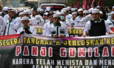 Massa yang tergabung dalam Front Persaudaraan Islam (FPI) melakukan aksi di depan Kantor Kementerian Agama, Jakarta, Senin (26/6/2023). Dalam aksinya mereka mendesak Kementerian Agama untuk segera mencabut izin Pondok Pesantren Al-Zaytun karena dinilai telah menyebarkan ajaran sesat kepada santrinya juga mengecam pemimpin Pondok Pesantren Al-Zaytun Panji Gumilang yang diduga telah menistakan agama.