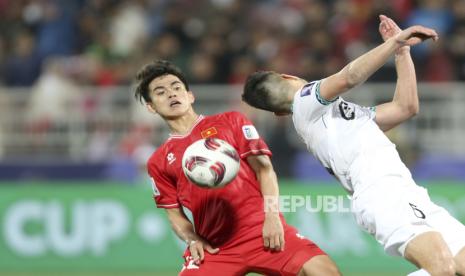 Sandy Walsh (kiri) berebut bola bersama Khuat Van Khang dari Vietnam, saat pertandingan sepak bola Grup D Piala Asia antara Vietnam dan Indonesia di Stadion Abdullah Bin Khalifa di Doha, Qatar, Jumat,