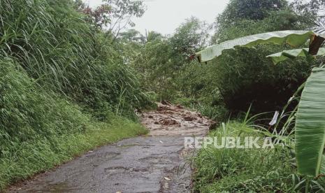 Akses jalan penghubung desa di Kampung Cibuni RT 01 RW 01, Kedusunan Buni Kasih, Desa Mekarsari, Kecamatan Talegong, Kabupaten Garut terhalangi material longsor, Jumat (19/1/2024). Akibatnya, kendaraan roda dua dan empat tidak dapat melintasi jalan tersebut. 