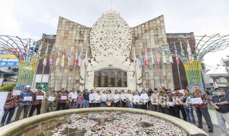 Penyintas bom Bali 2002 di Monumen Bom Bali di Kuta, Bali, Indonesia. (ilustrasi).