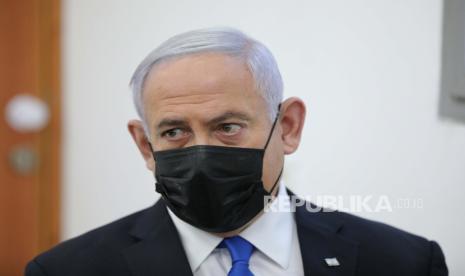  Perdana Menteri Israel Benjamin Netanyahu (kiri) menghadiri tahap pembuktian persidangannya atas dugaan kejahatan korupsi, di pengadilan distrik Yerusalem, di Salah El-Din, Yerusalem Timur, 05 April 2021. 