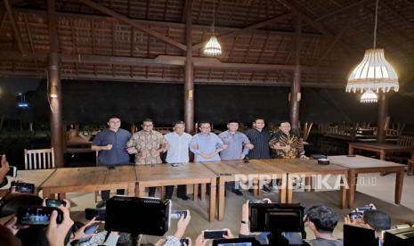 Wakil Ketua Majelis Syura PKS, Mohamad Sohibul Iman (ketiga dari kiri), Juru Bicara Tim Kecil Koalisi Perubahan Sudirman Said (keempat dari kiri), Sekjen Demokrat Tengku Riefky Harsya (kedua dari kiri), dan jajaran PKS dalam konferensi pers tentang dukungan Anies Baswedan sebagai calon Presiden 2024 di kawasan Bandara Soekarno-Hatta, Tangerang, Senin (30/1/2023). 