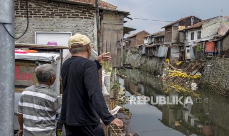 bantaran sungai ambruk (ilustrasi)