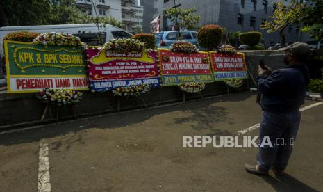 Pekerja memotret karangan bunga yang telah dipasang di Halaman Kantor DPRD DKI Jakarta, Kamis (2/9). Sebanyak 18 karangan bunga yang berisikan dukungan interpelasi terhadap Gubernur DKI Jakarta Anies Baswedan terkait gelaran Formula E. Republika/Putra M. Akbar