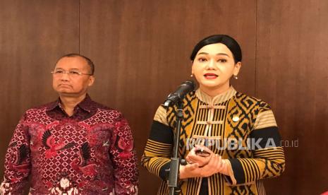 Deputi Komisoner Pengawsan Perlilaku Usaha Jasa Keuangan dan Perlindingan Konsumen OJK Sarjito (kiri) dan Kepala Eksekutif Pengawas Perlilaku Usaha Jasa Keuangan, Edukasi, dan Perlindungan Konsumen OJK Friderica Widyasari Dewi dalam sosialisasi pengawasan pelaku jasa keuangan di Hotel Grand Hyatt, Jakarta, Selasa (14/3/2023). 