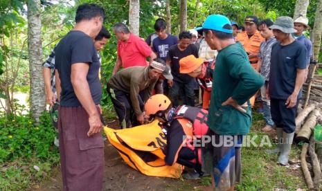 Seorang pria yang dilaporkan hilang tenggelam setelah terpeleset saat menyeberangi Sungai Cibodas, Desa Banjarsari, Kecamatan Cikijing, Kabupaten Majalengka, ditemukan dalam keadaan meninggal dunia, Rabu  (14/2/2024). 