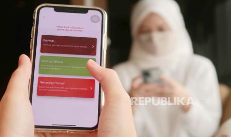 Dua orang calon nasabah memperlihatkan aplikasi OCTO Savers-iB saat akan membuka rekening berbasis Syariah melalui OCTO Mobile dari CIMB Niaga di Jakarta. Pengelolaan keuangan secara syariah dipermudah dengan bantuan teknologi. Perencana Keuangan Syariah Dewi RD Amelia menyampaikan, akselerasi teknologi semakin memampukan untuk mengatur keuangan dengan memanfaatkan aplikasi keuangan digital.