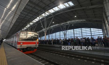 Sejumlah penumpang menunggu kedatangan kereta saat penerapan switch over (SO) ke-5 di Stasiun Manggarai, Jakarta, Senin (30/5/2022). Penerapan switch over (SO) atau peralihan sistem persinyalan ke-5 itu membuat terjadinya penumpukan penumpang di peron kereta karena terdapat perubahan rute perjalanan KRL. Republika/Putra M. Akbar 