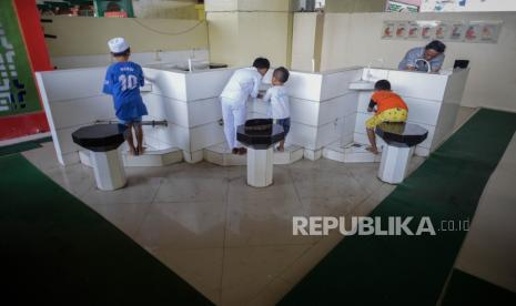 Wudhu Lebih dari Tiga Basuhan, Sahkah Sholat? Jamaah berwudhu di Masjid Babah Alun di kolong Tol Layang Tanjung Priok, Jalan Warakas, Papanggo, Tanjung Priok, Jakarta Utara, Selasa (8/9). Masjid bergaya arsitektur khas Tionghoa tersebut dibangun pada tahun 2017 oleh pengusaha asal Tionghoa Muhammad Jusuf Hamka dengan tujuan menjadi pusat dakwah Islam sekaligus objek wisata religi di kawasan Jakarta Utara. Jusuf Hamka berharap mampu membangun seribu masjid bernuansa Tionghoa di seluruh Indonesia untuk mensyiarkan agama Islam. Republika/Thoudy Badai