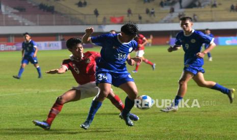 Gelandang Filipina Marcus Arias (tengah) saat pertandingan penyisihan grup A AFF U16 2022 di Stadion Maguwoharjo, Sleman, Yogyakarta, Ahad (31/7/2022). Filipina mengakhiri kiprah di Piala AFF U-16 dengan kemenangan 2-1 atas Singapura pada laga Sabtu (6/8/2022). (ilustrasi)