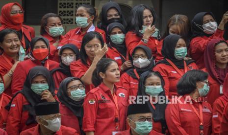 Sejumlah kader perempuan PDI Perjuangan bersiap untuk berfoto bersama saat mengikuti kegiatan Pendidikan Kaderisasi Perempuan di Sekolah Partai DPP PDI Perjuangan, Lenteng Agung, Jakarta, Kamis (23/2/2023). Berdasarkan survei terbaru LSI, elektabilitas PDIP masih teratas sebesar 17,7 persen. (ilustrasi)