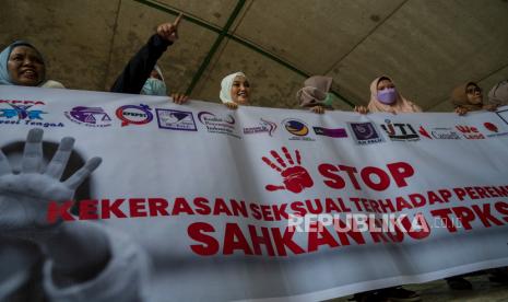 Sejumlah aktivis organisasi perempuan membawa spanduk pada Kampanye Anti Kekerasan terhadap Perempuan di Palu, Sulawesi Tengah, Jumat (10/12/2021). Selain menyerukan dihentikannya kekerasan terhadap perempuan, kampanye itu juga mendesak disahkannya Rancangan Undang-Undang (RUU) Tindak Pidana Kekerasan Seksual (TPKS) yang telah masuk dalam Prolegnas 2021. 