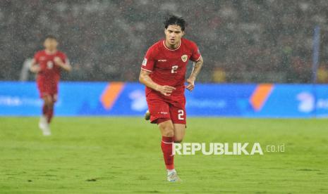 Pemain timnas Indonesia Kevin Diks menggiring bola saat bertanding pada babak ketiga Kualifikasi Piala Dunia 2026 Grup C melawan Jepang di Stadion Utama Gelora Bung Karno (SUGBK), Jakarta, Jumat (15/11/2024). Dalam pertandingan tersebut, Indonesia kalah atas Jepang dengan skor 0-4. Republika/Thoudy Badai