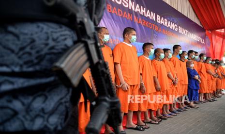 Sejumlah tersangka tindak pidana narkotika dihadirkan saat pemusnahan barang bukti narkotika di Lapangan Parkir Kantor BNN, Jakarta, Senin (11/9/2023). Badan Narkotika Nasional melaksanakan pemusnahan barang bukti narkotika ke-8 tahun 2023 dengan total barang bukti yang dimusnahkan sebanyak 115.905 gram sabu, 323.359 butir ekstasi, 61.140 butir tablet narkotika, 234 gram tembakau sintetis, serta 51.682,7 gram ganja. Barang bukti yang dimusnahkan merupakan hasil pengungkapan 13 kasus tindak pidana narkotika dengan jumlah tersangka sebanyak 19 Orang. 