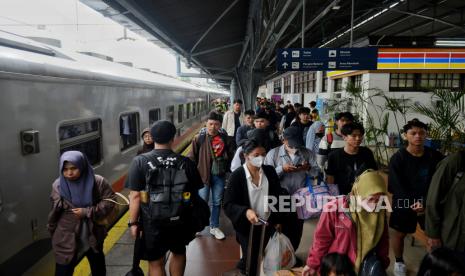 Penumpang kereta api tiba di Stasiun Pasar Senen, Jakarta