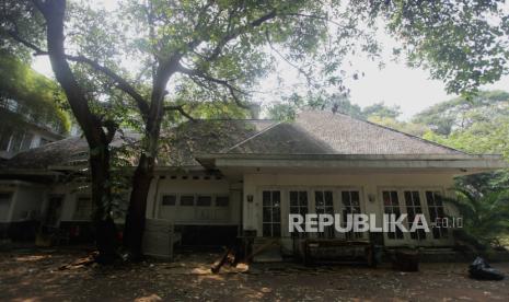 Suasana rumah Guruh Soekarnoputra di kawasan Kebayoran Baru, Jakarta, Kamis (3/8/2023). Pengadilan Negeri Jakarta Selatan berencana mengeksekusi rumah Guruh Soekarnoputra yang merupakan buntut dari kekalahan Guntur dalam gugatan perdata yang diajukan oleh Susy Angkawijaya yang berlangsung sejak 2014. Adapun surat pengosongan rumah tersebut sudah dikeluarkan oleh PN Jakarta Selatan sejak 11 Juli 2023.